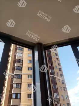 Отделка пола и потолка на балконе