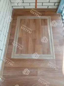 Отделка пола и потолка на балконе