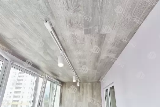 Объединение балкона с комнатой с отделкой и остеклением