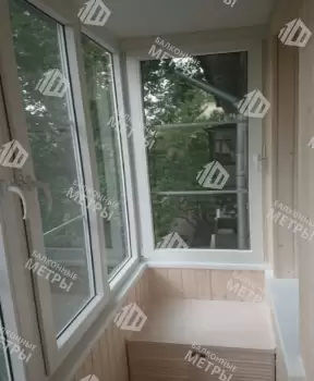 Остекление и отделка балкона деревянной вагонкой