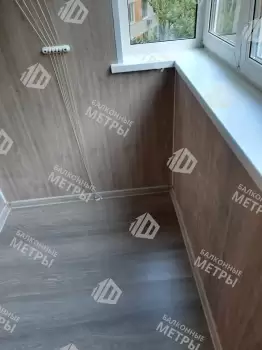 Отделка балкона под ключ ламинатом и натяжным потолком