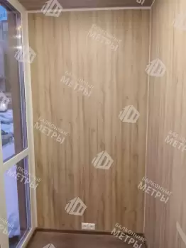 Панорамное остекление балкона и отделка ламинатом и панелями ПВХ