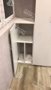 Отделка балкона гипсокартоном и ламинатом с установкой шкафа и тумбы