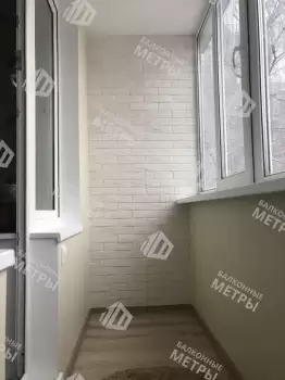 Отделка балкона декоративным камнем, ламинат и натяжной потолок